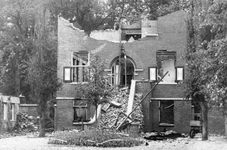 501495 Gezicht op het tijdens de meidagen van 1940 verwoeste gemeentehuis van Scherpenzeel.